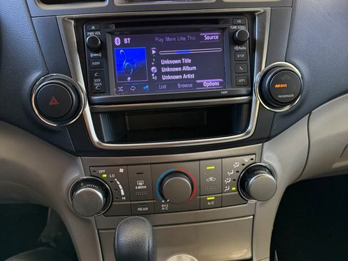 Used 2013 Toyota Highlander Hybrid Sport Utility 4D image 15