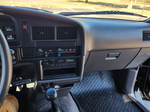Used 1992 Toyota Pickup Deluxe image 16