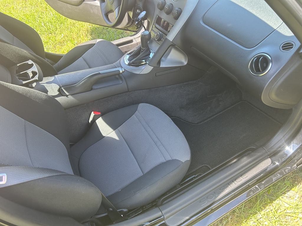 Used 2007 Pontiac Solstice Convertible RWD image 10