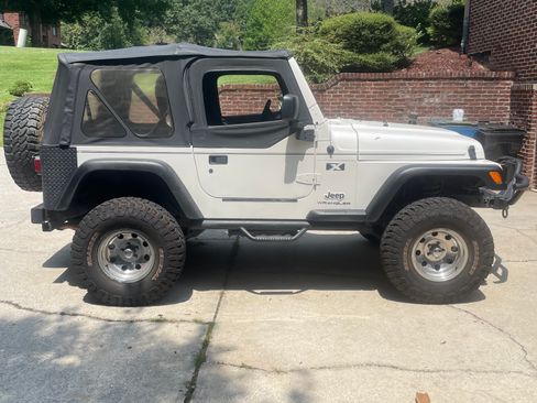 Used 2005 Jeep Wrangler X AWD/4WD image 1