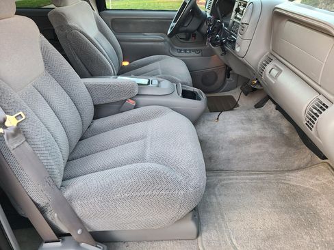 Used 1999 GMC Suburban 2WD w/ Marketing Opt Pkg 2 image 8