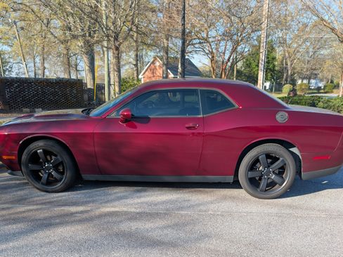 Used 2017 Dodge Challenger SXT image 2