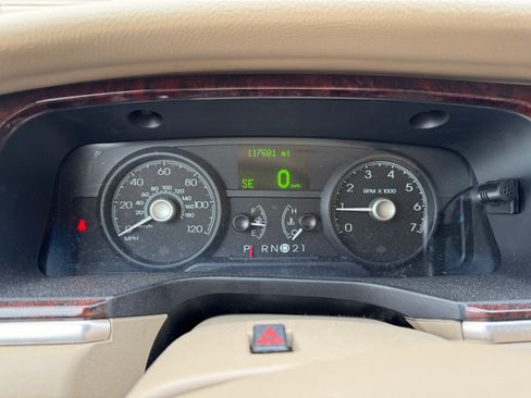 Used 2011 Lincoln Town Car Signature Limited image 16