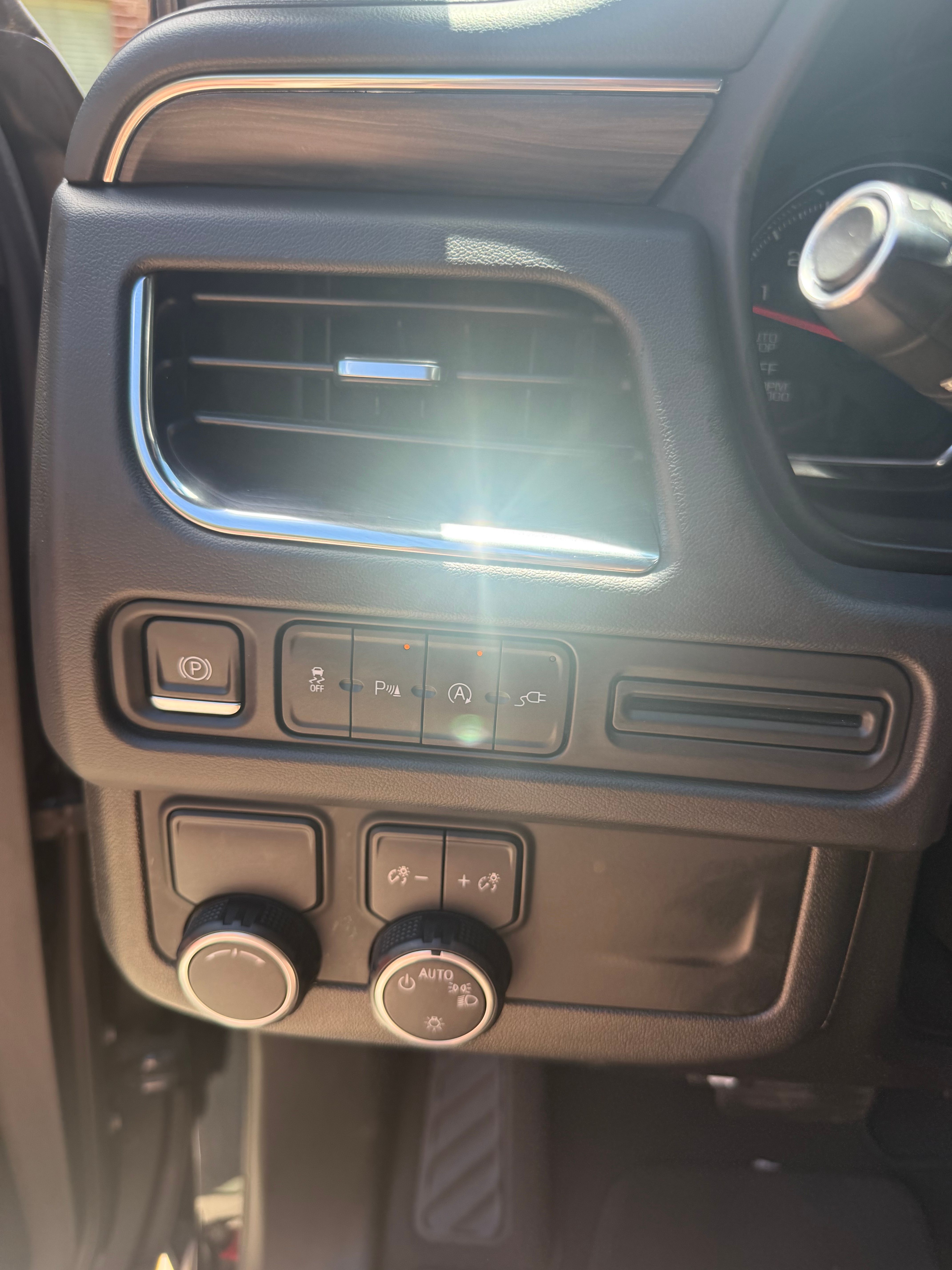 Used 2021 Chevrolet Suburban LT RWD image 12