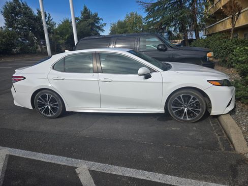 Used 2020 Toyota Camry SE image 9