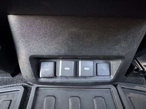 Used 2024 Land Rover Discovery Metropolitan Edition image 10