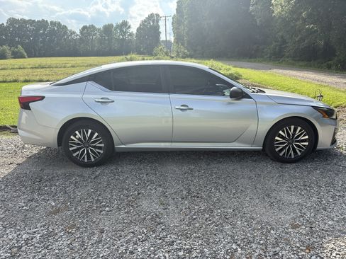 Used 2024 Nissan Altima 2.5 SV FWD image 2