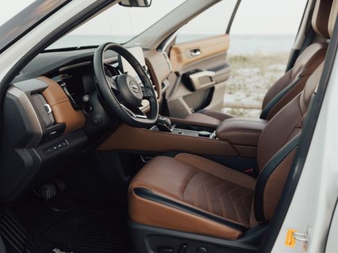 Used 2023 Nissan Pathfinder Platinum w/ Black Appearance Package image 6