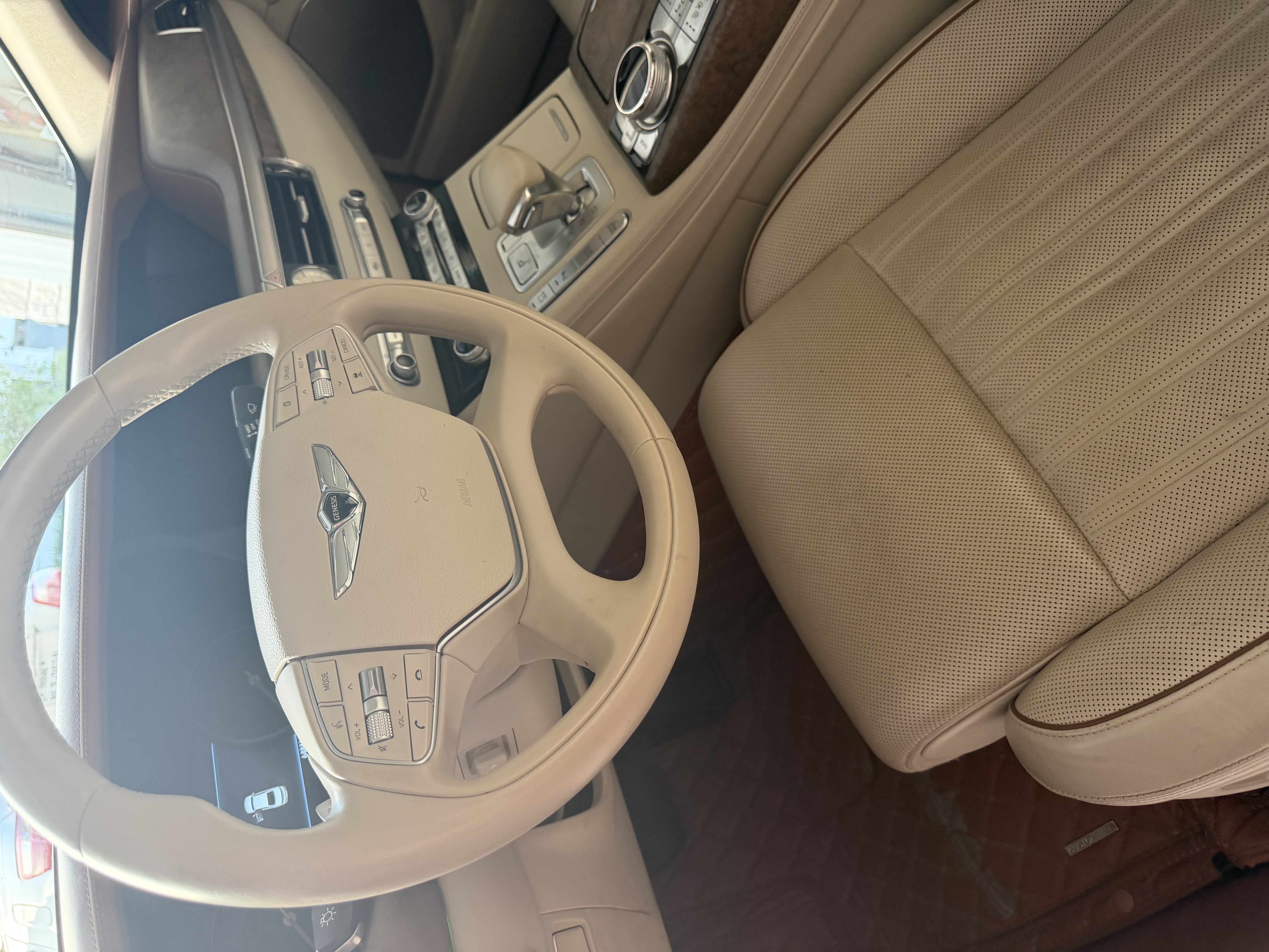 Used 2022 Genesis G90 3.3T Premium RWD image 16