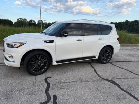Used 2024 INFINITI QX80 Sensory AWD/4WD image 8