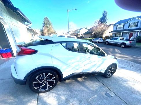 Used 2021 Toyota C-HR XLE image 5