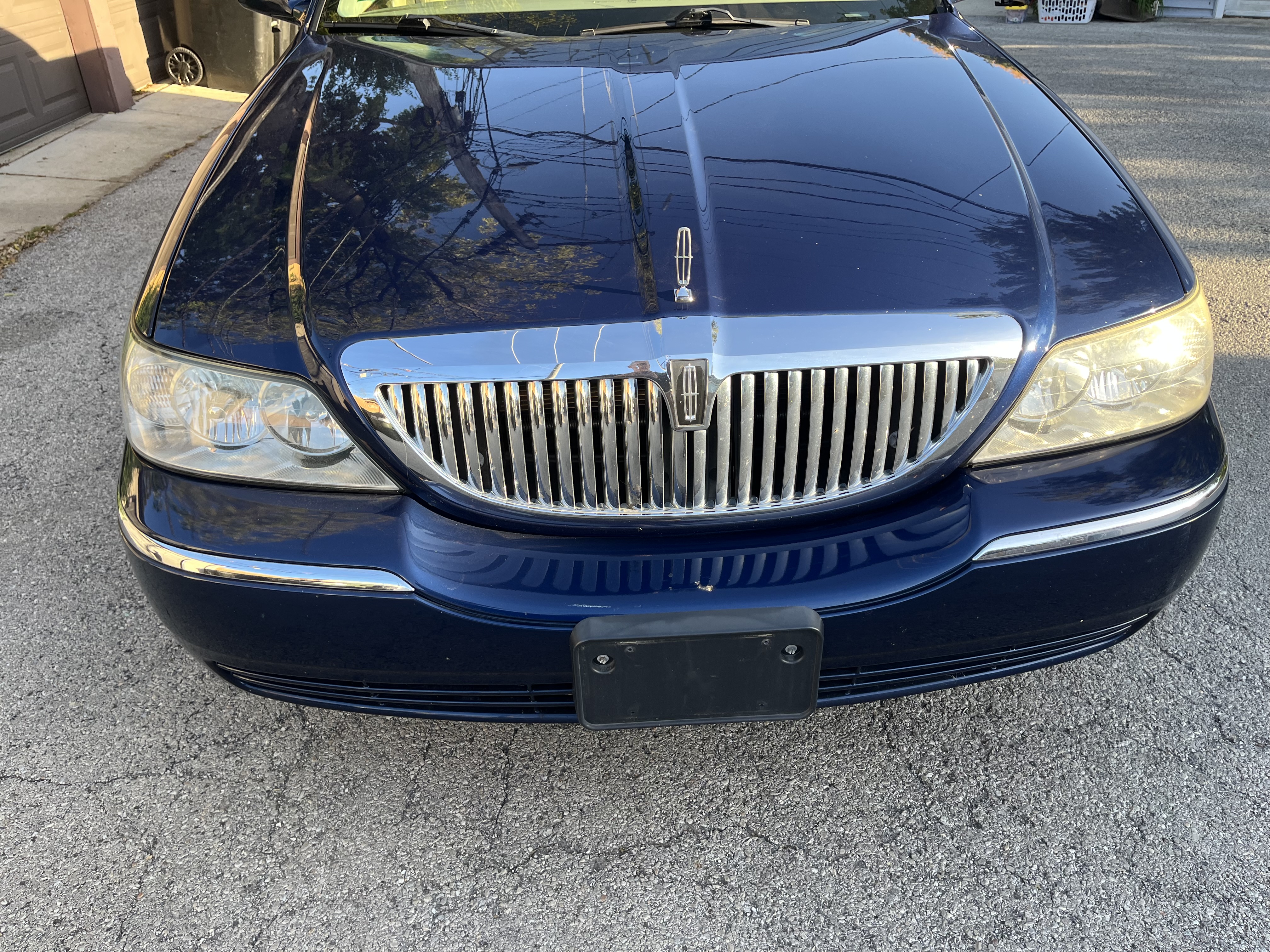 Used 2009 Lincoln Town Car Signature L RWD image 1