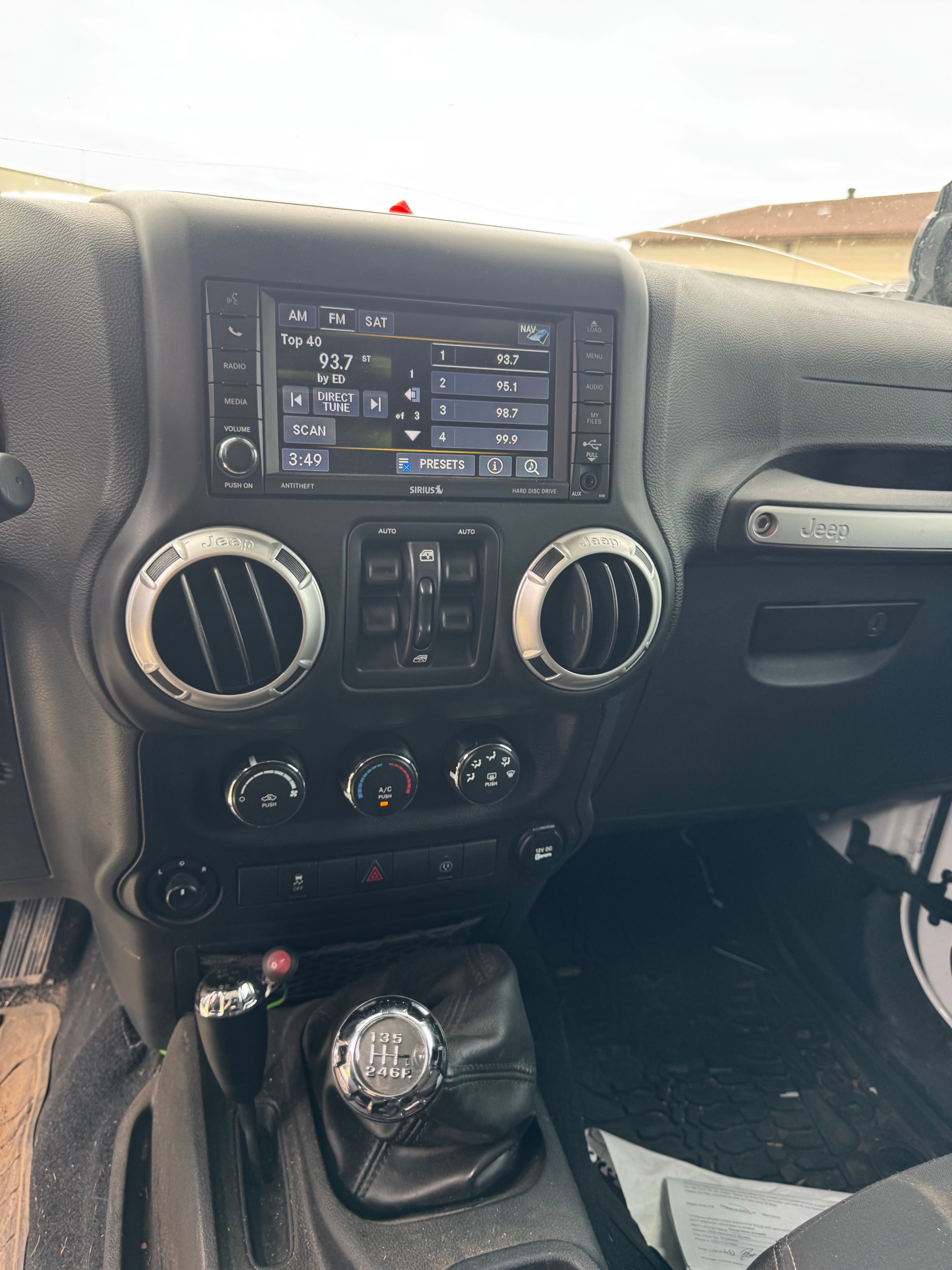 Used 2017 Jeep Wrangler Unlimited Sahara w/ Connectivity Group AWD/4WD image 8