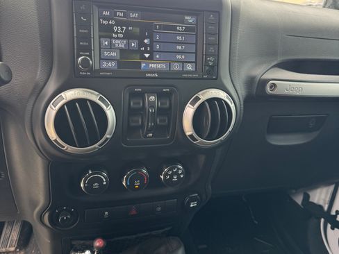 Used 2017 Jeep Wrangler Unlimited Sahara w/ Connectivity Group AWD/4WD image 8