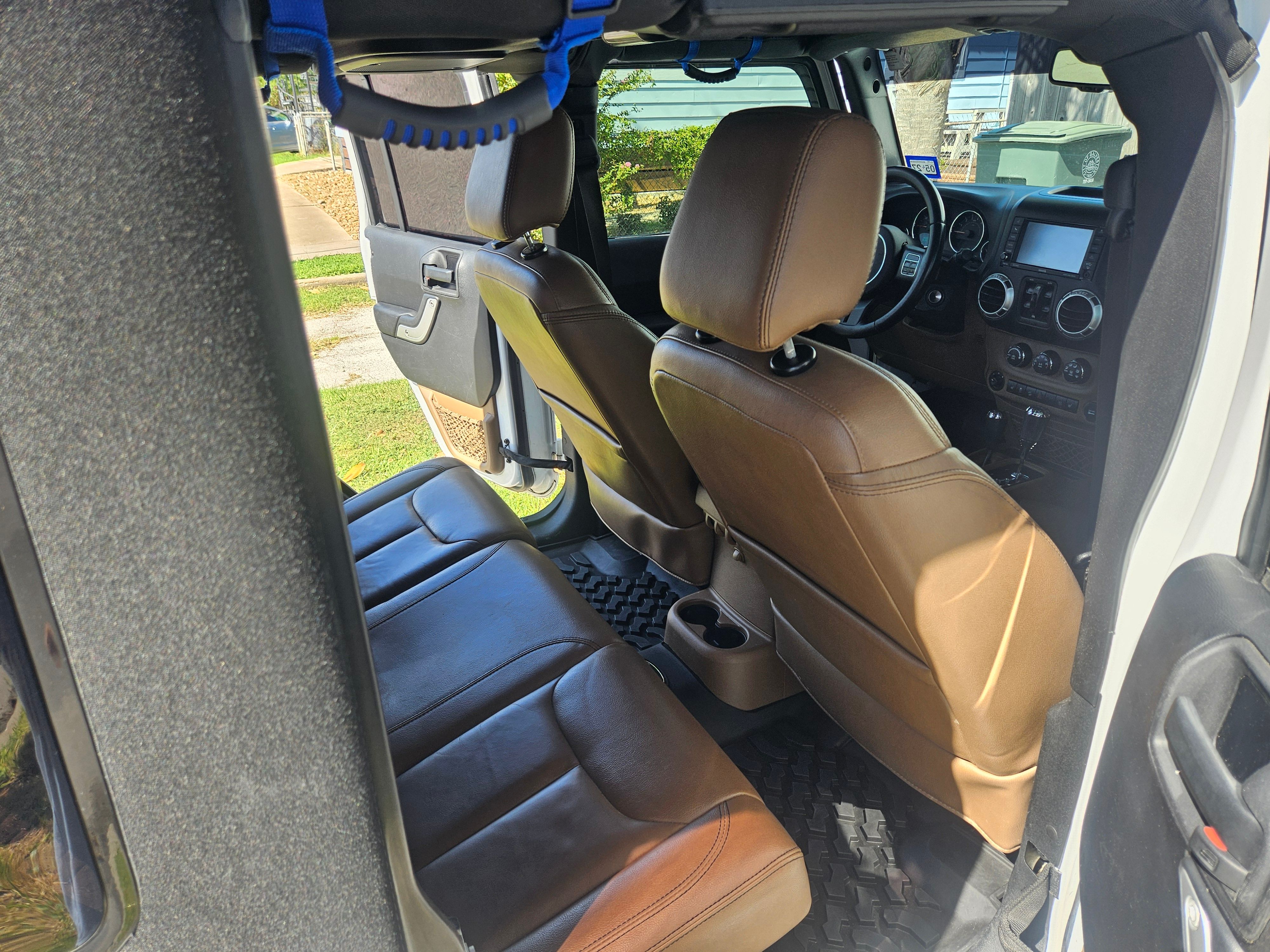 Used 2015 Jeep Wrangler Unlimited Sahara w/ Connectivity Group AWD/4WD image 10
