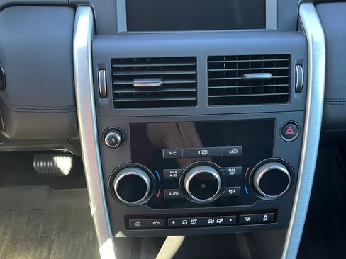 Used 2018 Land Rover Discovery Sport SE image 10