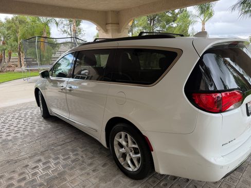 Used 2017 Chrysler Pacifica Touring-L image 5