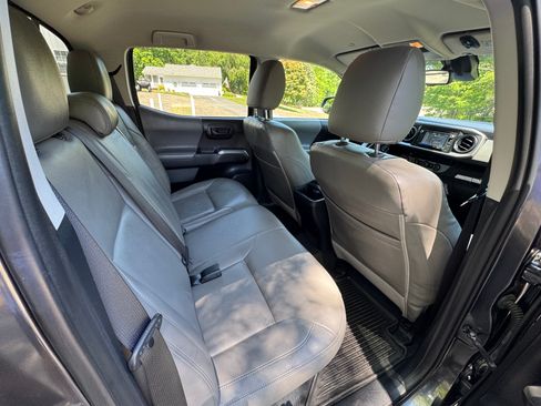 Used 2019 Toyota Tacoma SR5 AWD/4WD image 9