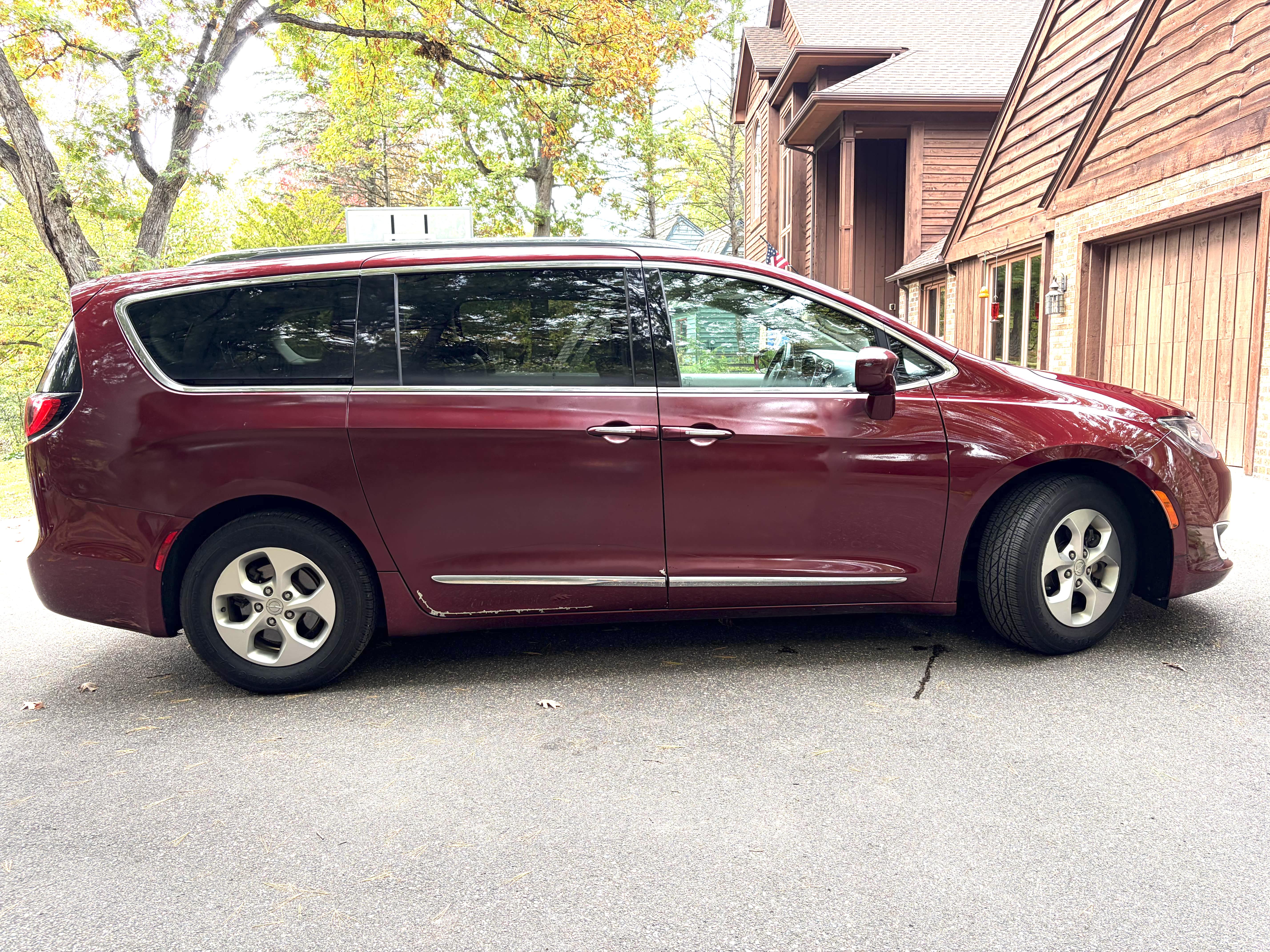 Used 2017 Chrysler Pacifica Touring-L Plus FWD image 6