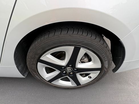 Used 2017 Toyota Prius Four Touring w/ Carpet Mat Package FWD image 9