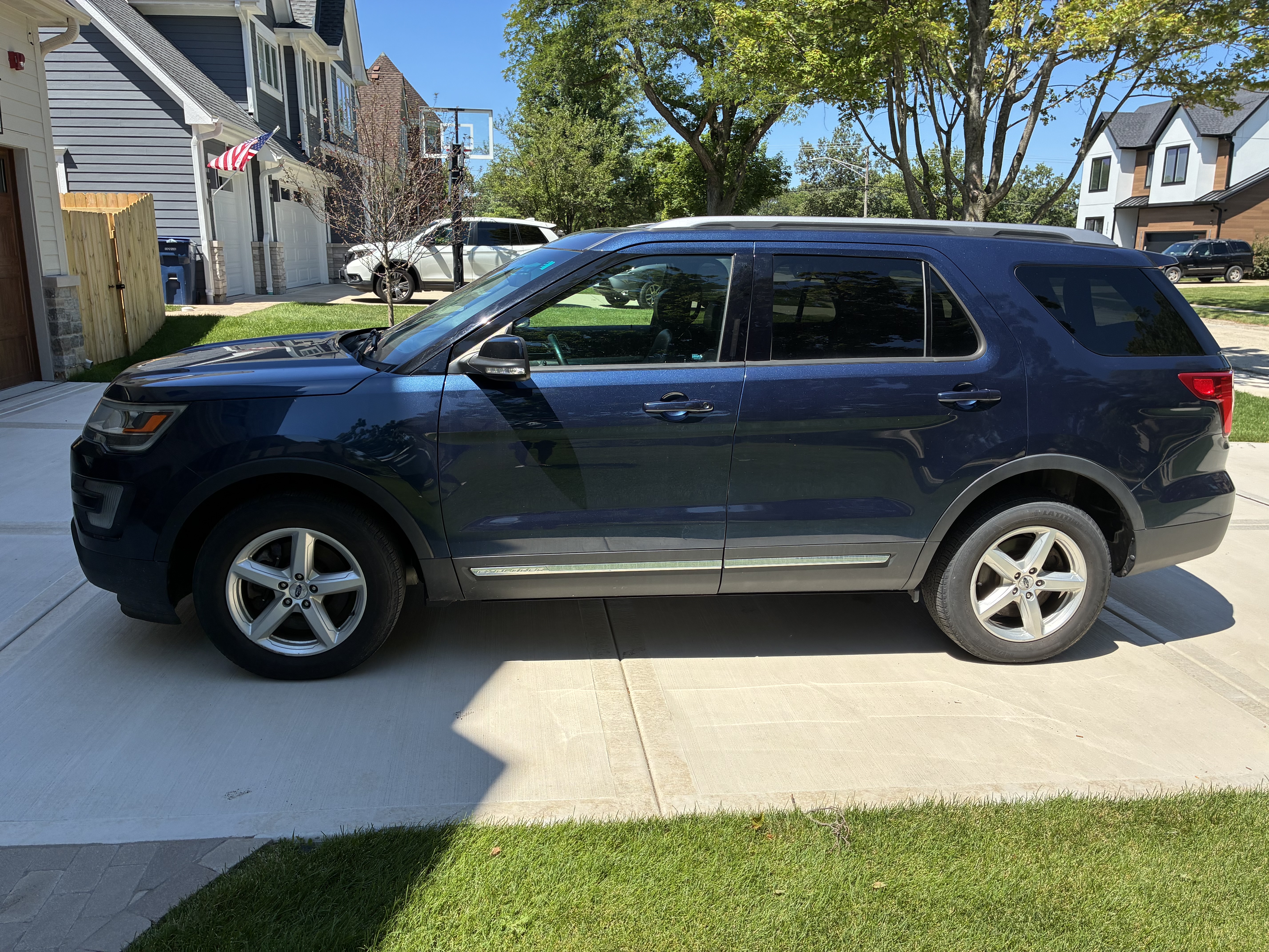 Used 2016 Ford Explorer XLT w/ Equipment Group 202A AWD/4WD image 2