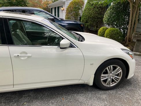 Used 2015 INFINITI Q40 Sedan 4D w/ Moonroof Package image 8