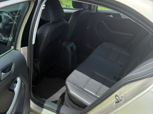 Used 2013 Volkswagen Jetta SE FWD image 4