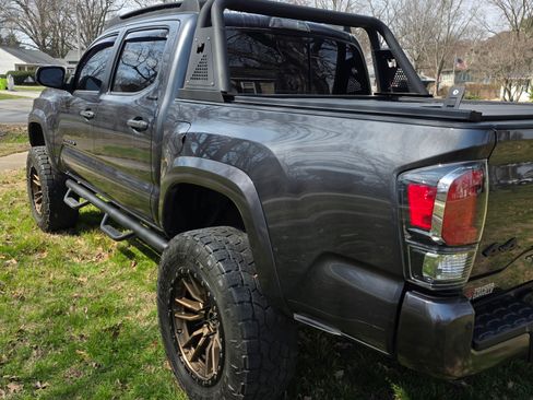 Used 2021 Toyota Tacoma Limited image 8