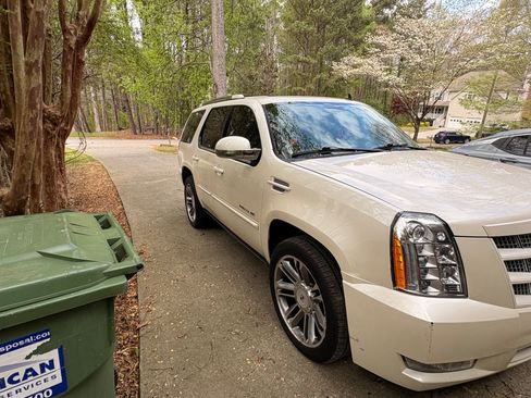 Used 2013 Cadillac Escalade Premium AWD/4WD image 5