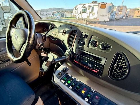 Used 2005 Ford E-450 and Econoline 450 image 17