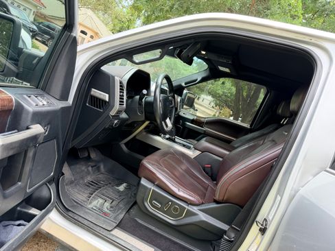 Used 2016 Ford F150 Platinum w/ Equipment Group 701A Luxury AWD/4WD image 9