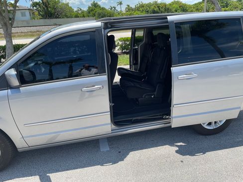 Used 2014 Dodge Grand Caravan SXT FWD image 2