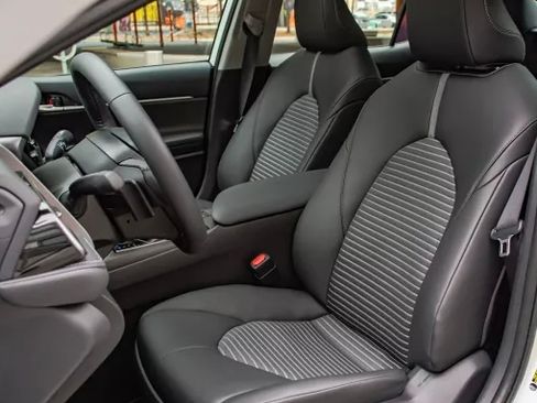 Used 2023 Toyota Camry SE image 12