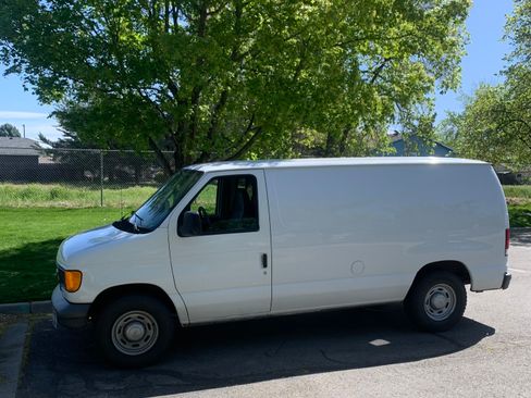 Used 2006 Ford E-150 and Econoline 150 RWD image 1