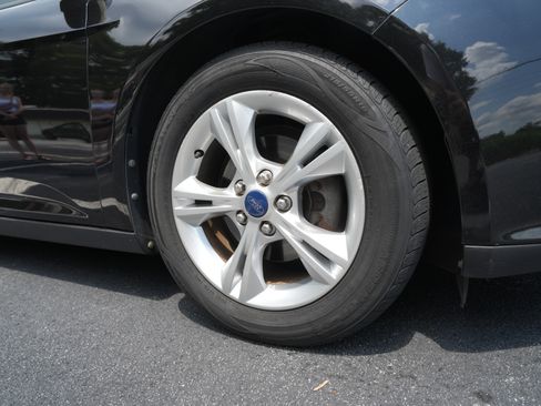 Used 2014 Ford Focus SE w/ SE Winter Package FWD image 19