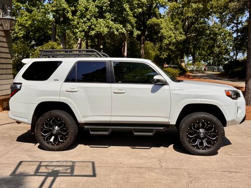 Used 2018 Toyota 4Runner SR5 AWD/4WD image 8
