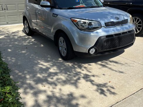 Used 2015 Kia Soul FWD image 2