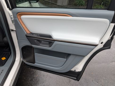 Used 2025 Rivian R1S Premium image 15