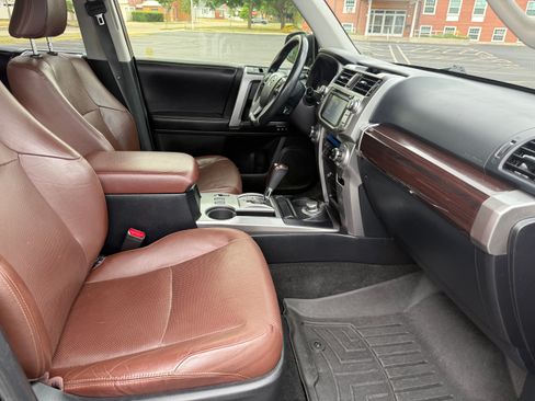 Used 2017 Toyota 4Runner Limited AWD/4WD image 18