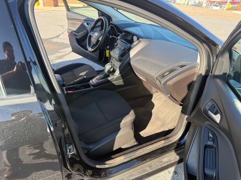 Used 2015 Ford Focus SE image 9