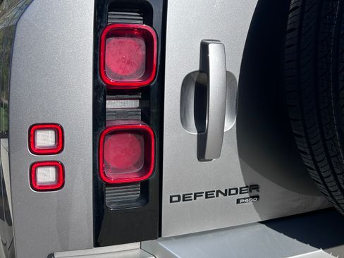 Used 2023 Land Rover Defender 110 SE AWD/4WD image 19