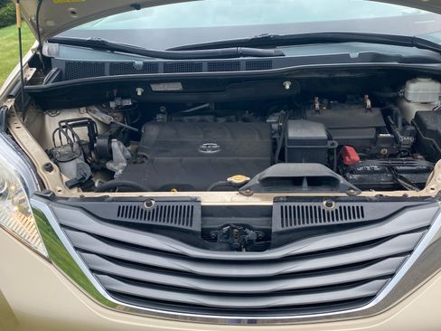 Used 2012 Toyota Sienna XLE FWD image 8