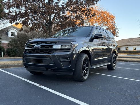 Used 2022 Ford Expedition XLT image 2