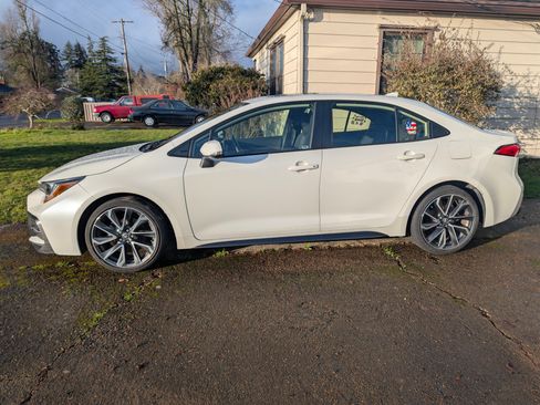 Used 2021 Toyota Corolla SE w/ SE Premium Package image 13