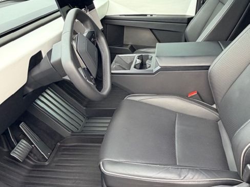 Used 2024 Tesla Cybertruck AWD Crew Cab image 5