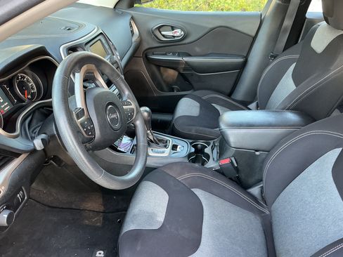 Used 2015 Jeep Cherokee Sport FWD image 9