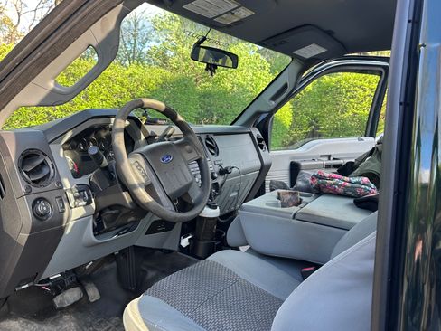 Used 2014 Ford F250 XL w/ Power Equipment Group AWD/4WD image 8