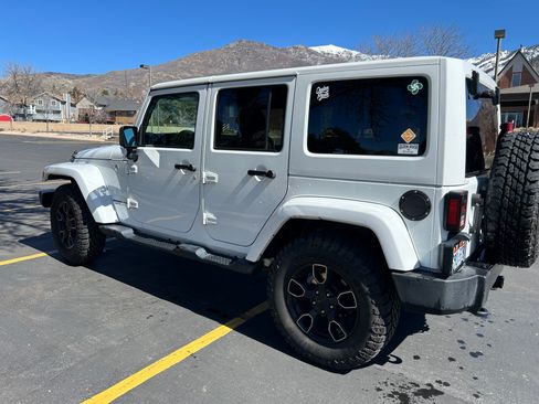 Used 2017 Jeep Wrangler Unlimited Sahara image 2