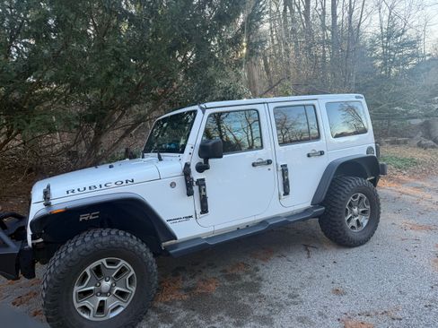 Used 2018 Jeep Wrangler Unlimited Rubicon w/ Connectivity Group image 8