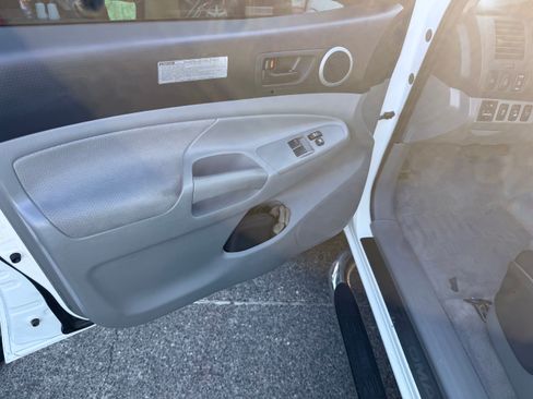 Used 2011 Toyota Tacoma 4x4 Access Cab V6 image 10